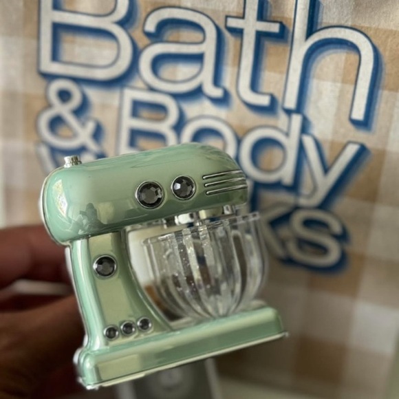 Bath & Body Works Other - Bath & Body Works Kitchen Mixer Wallflower Nightlight plug NWT